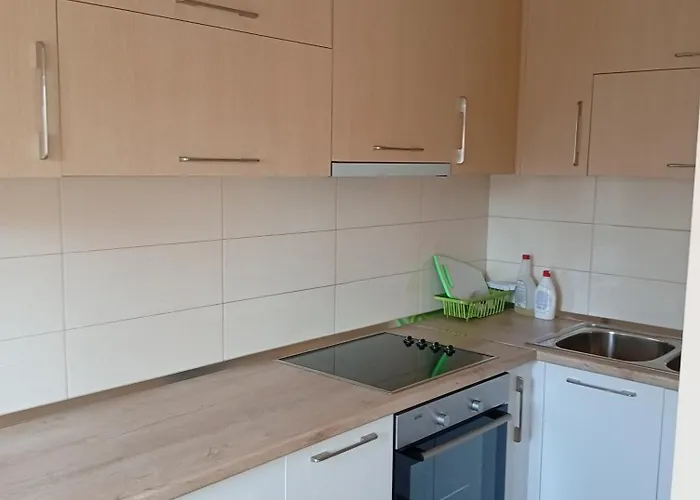 New 9 * ティラナ